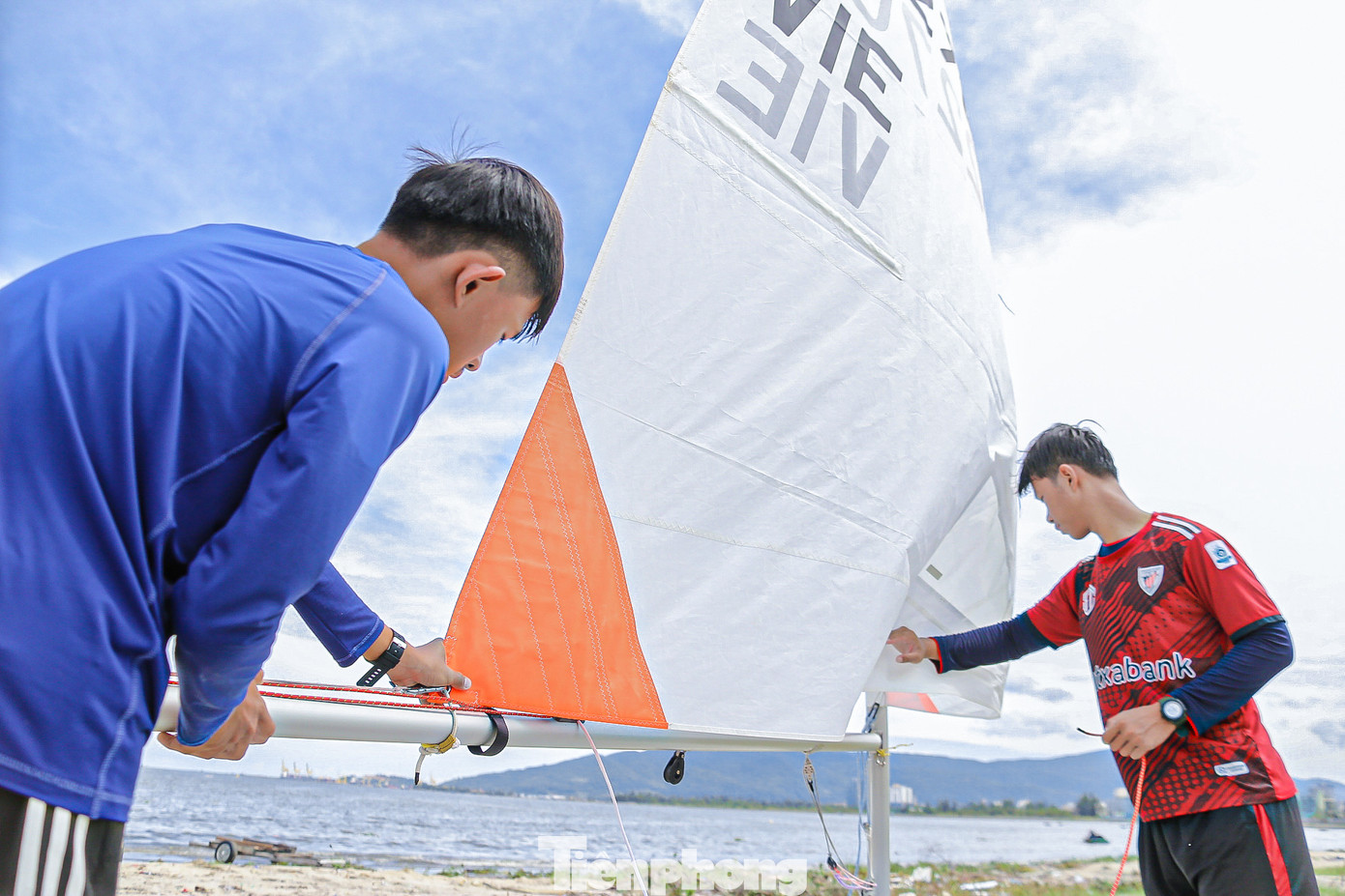 Các đội kiểm tra, chuẩn bị thuyền buồm trước khi thi đấu.