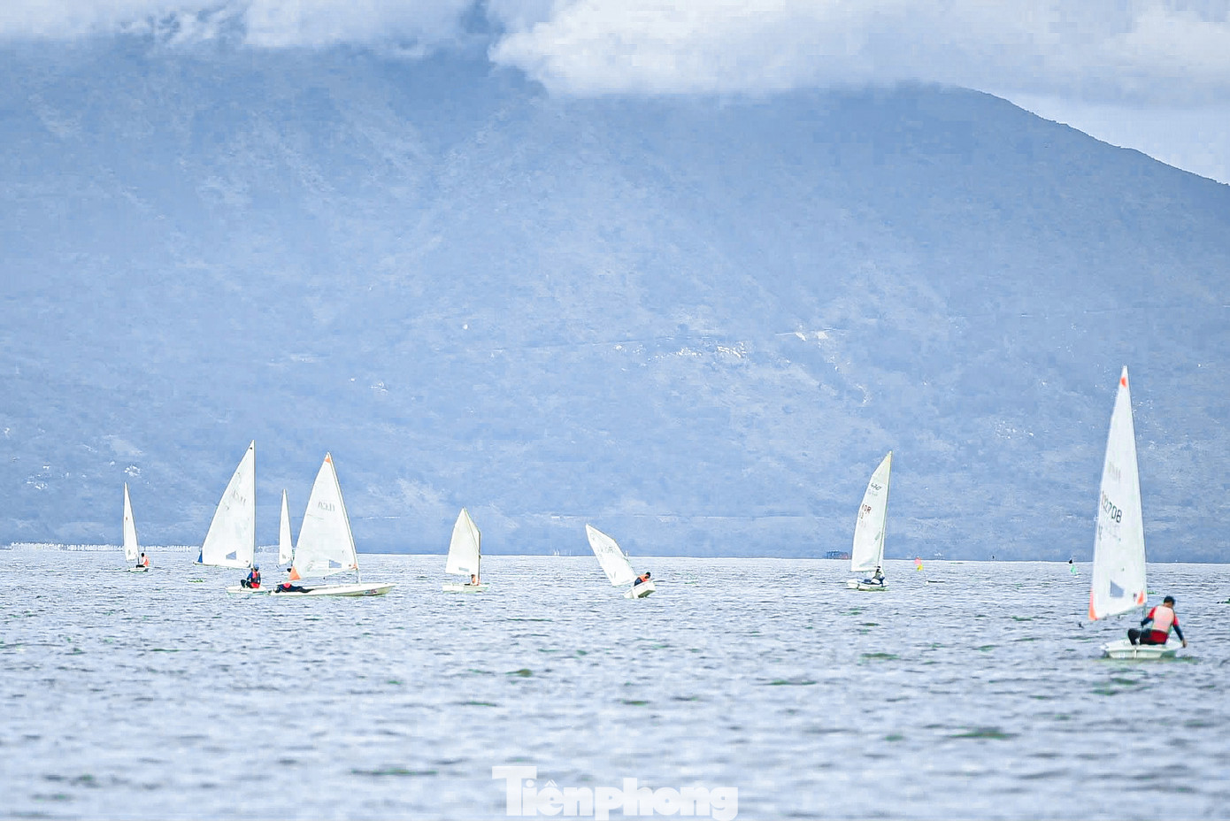 Cuộc thi thuyền buồm đầy sôi động giữa các đội.