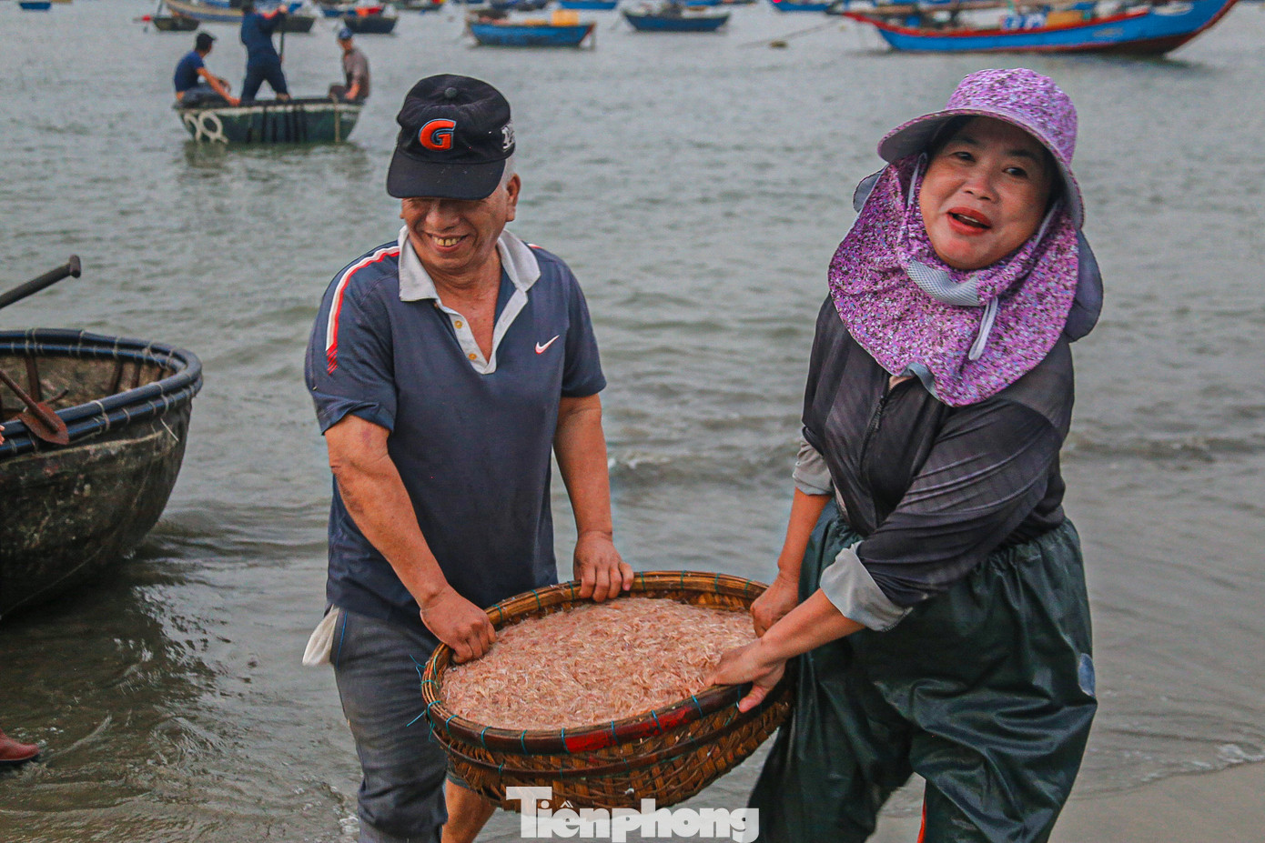 Ông Vũ Đình Tắc (trú ở phường Thọ Quang, quận Sơn Trà) cho biết, năm nay ruốc biển nhiều nên ngư dân ai cũng phấn khởi, mỗi lần tàu của ông xuất bến đều mang về cả tấn ruốc biển. "Năm nay ruốc biển nhiều và to hơn năm ngoái nên được thương lái thu mua rất nhiều. Tùy vào chất lượng to nhỏ, độ tươi mà ruốc sẽ có giá từ 12.000 - 15.000 đồng/kg", ông Tắc nói.