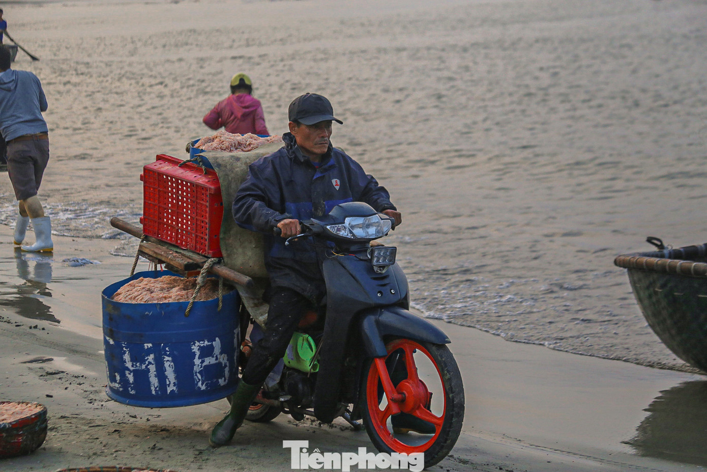 Sau khi thu mua, thương lái sẽ vận chuyển ruốc vào các chợ ở Đà Nẵng và nhiều nơi khác tiêu thụ.