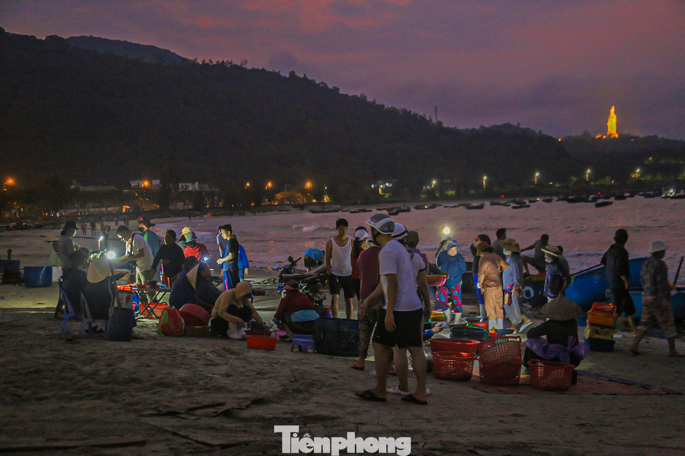 Ghi nhận của phóng viên, từ 4h sáng, không khí tại khu vực bờ biển Thọ Quang (quận Sơn Trà) đã rộn ràng tiếng kẻ bán, người mua. Nhiều thương lái đã đến từ rất sớm để có thể thu mua những mẻ ruốc biển tươi ngon.
