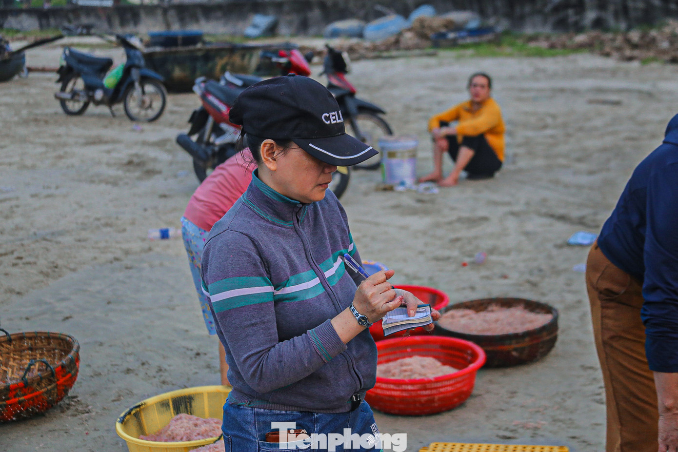 Còn theo các thương lái, năm nào vào mùa họ cũng tới biển từ rất sớm, chờ các tàu cập bến để thu mua ruốc với số lượng lớn mang vào các chợ trên địa bàn Đà Nẵng để bán. Nhiều thương lái còn mang đi tiêu thụ ở nhiều tỉnh thành khác.