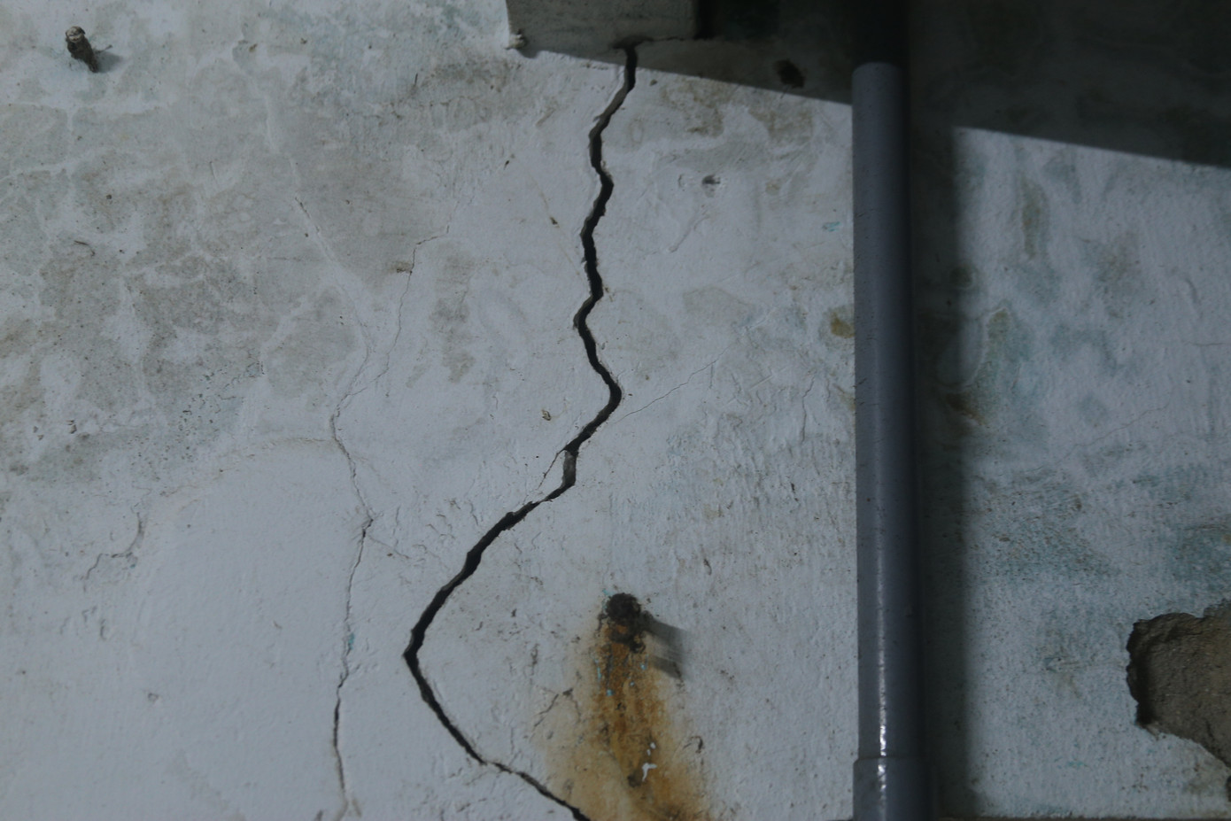 Tường nhà của nhiều hộ dân bị nứt nghiêm trọng.