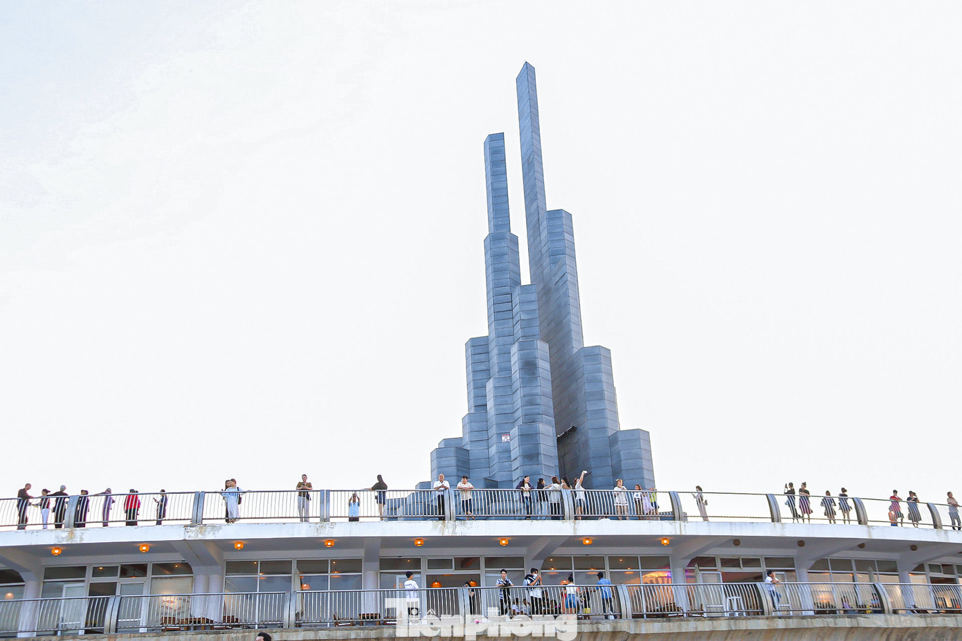 Nhiều người chọn đứng từ trên cao để thư giãn, hóng mát.