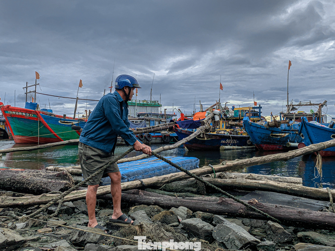 Tàu thuyền được ông Hoàng và người dân neo đậu, dùng gỗ lớn chống, gia cố để tránh va đập khi có gió to. Tàu thuyền được ông Hoàng và người dân neo đậu, dùng gỗ lớn chống, gia cố để tránh va đập khi có gió to.