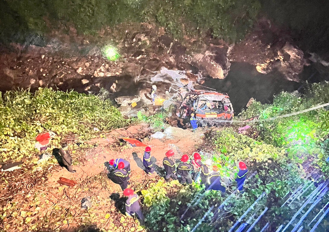 Hiện trường vụ tai nạn tại cao tốc Sơn La - Túy Loan. Hiện trường vụ tai nạn tại cao tốc Sơn La - Túy Loan.