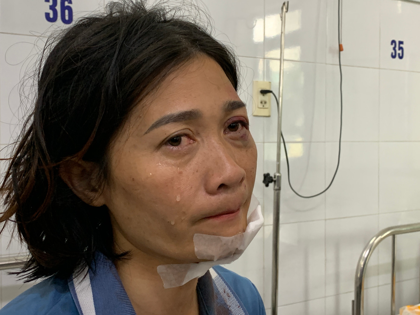 Chị Yến không cầm được nước mắt khi nghe tin bố mất sau vụ tai nạn. Chị Yến không cầm được nước mắt khi nghe tin bố mất sau vụ tai nạn.