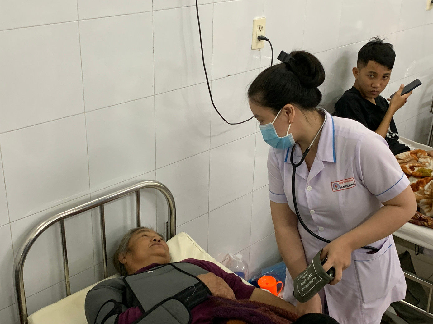 Bà Hồ Thị Xuân đang được bác sĩ chăm sóc và sức khỏe đã ổn định. Bà Hồ Thị Xuân đang được bác sĩ chăm sóc và sức khỏe đã ổn định.