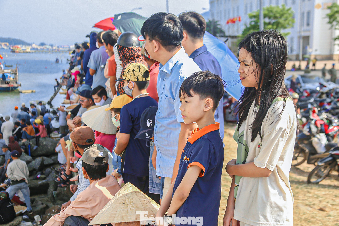 Nhiều em nhỏ thích thú, háo hức khi được bố mẹ dẫn đến xem đua thuyền.