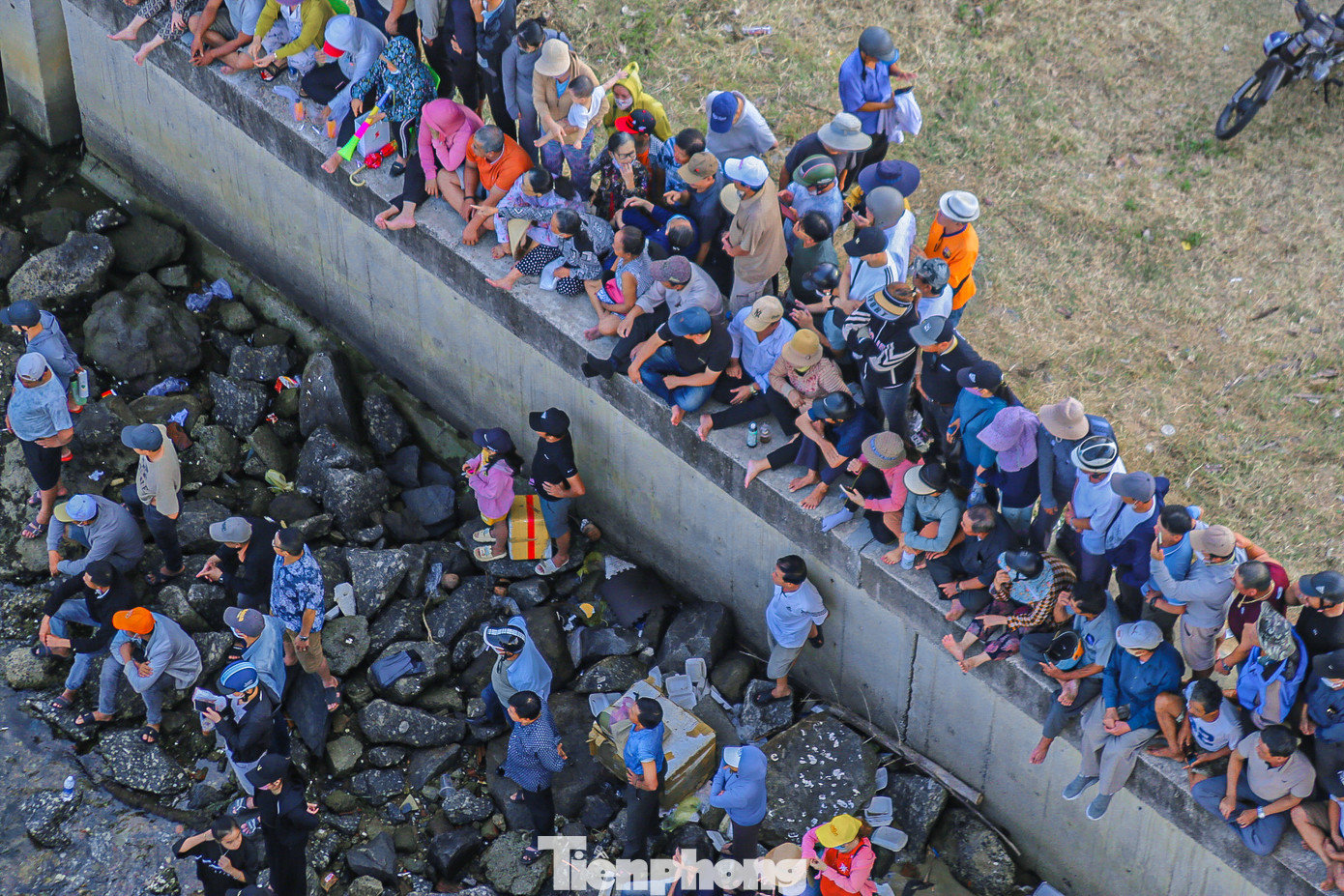 Dù với thời tiết nắng nóng nhưng người dân vẫn cổ vũ, hò reo hết mình cho các đội đua.