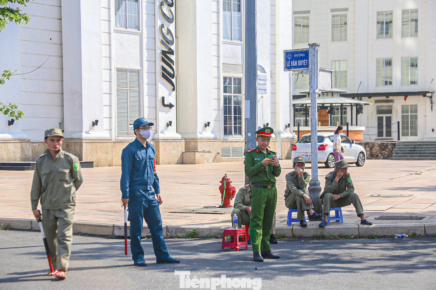 Số lượng khán giả đến cổ vũ đông khiến lực lượng chức năng rất vất vả trong việc bảo đảm trật tự.