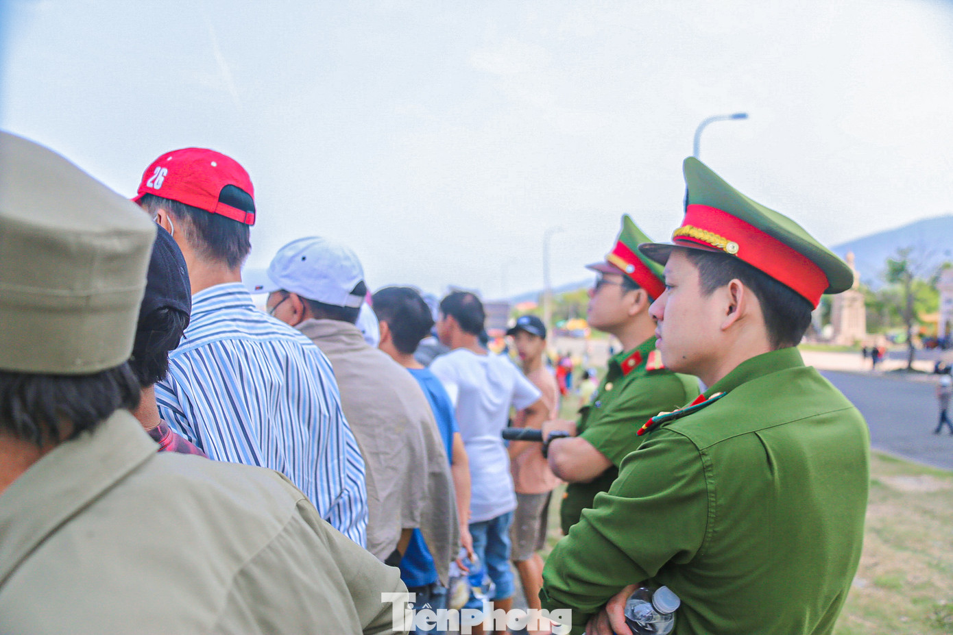 Số lượng khán giả đến cổ vũ đông khiến lực lượng chức năng rất vất vả trong việc bảo đảm trật tự.