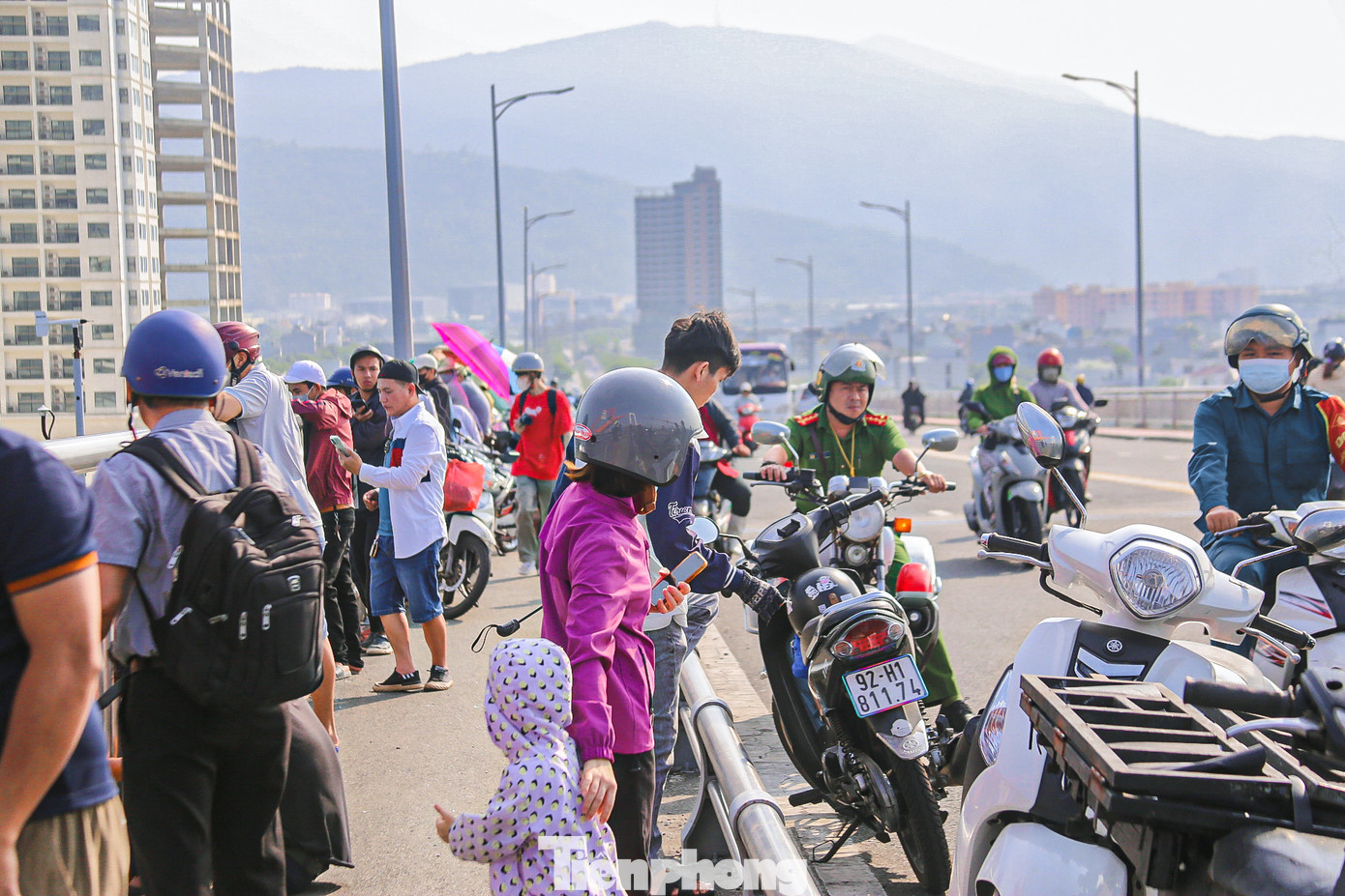 Số lượng khán giả đến cổ vũ đông khiến lực lượng chức năng rất vất vả trong việc bảo đảm trật tự.