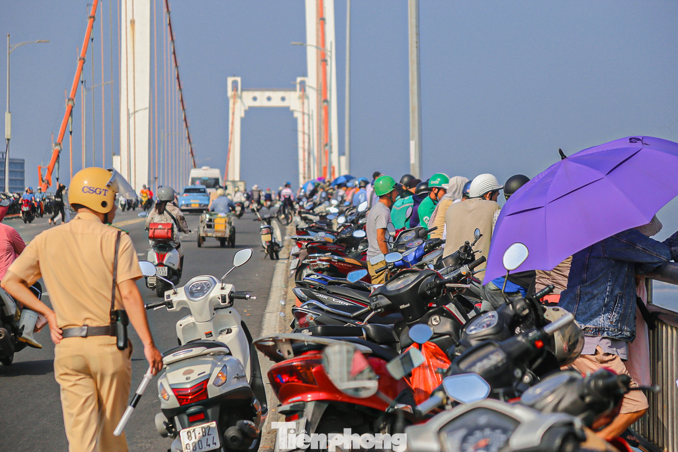 Số lượng khán giả đến cổ vũ đông khiến lực lượng chức năng rất vất vả trong việc bảo đảm trật tự.