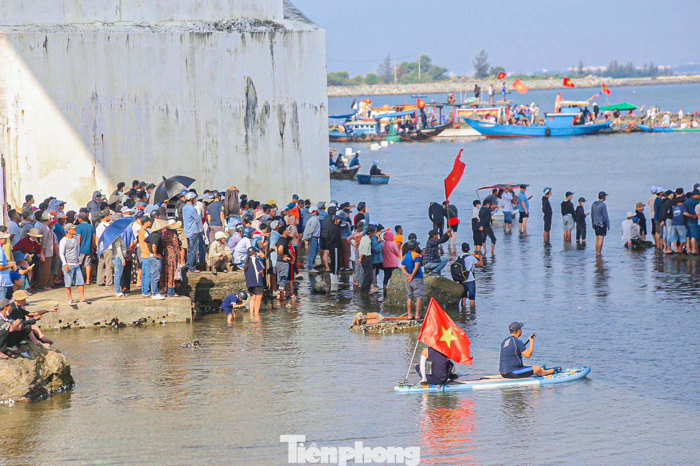Dù với thời tiết nắng nóng nhưng người dân vẫn cổ vũ, hò reo hết mình cho các đội đua.