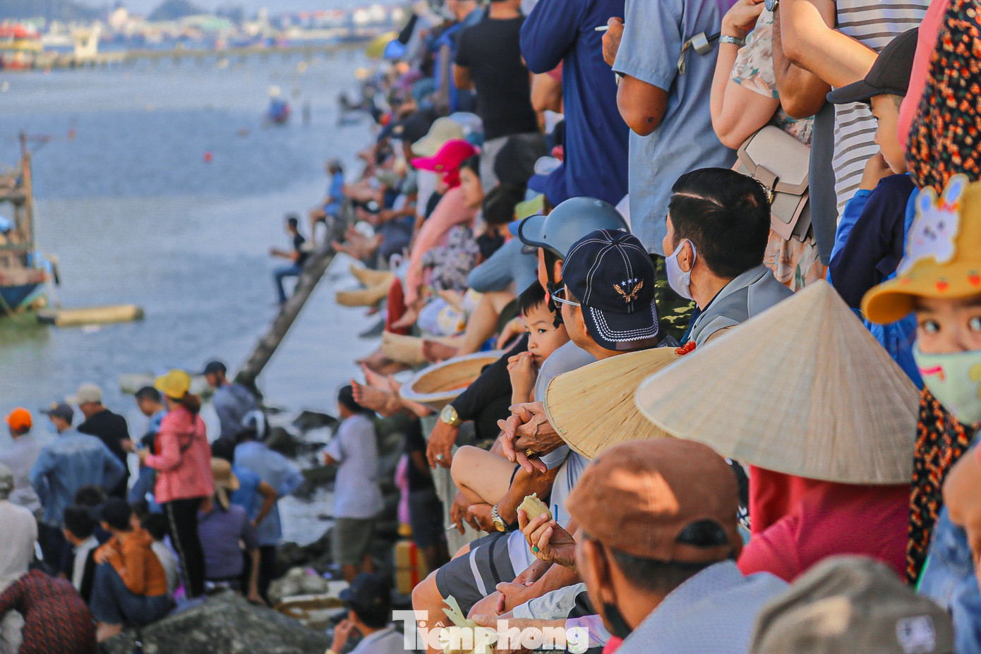 Ghi nhận của phóng viên, ngay từ rất sớm đã có hàng nghìn người đổ về hai bên bờ sông Hàn, phía trên cầu Thuận Phước (phường Nại Hiên Đông, quận Sơn Trà) để cổ vũ cho các đội đua thuyền trên sông Hàn năm 2024.