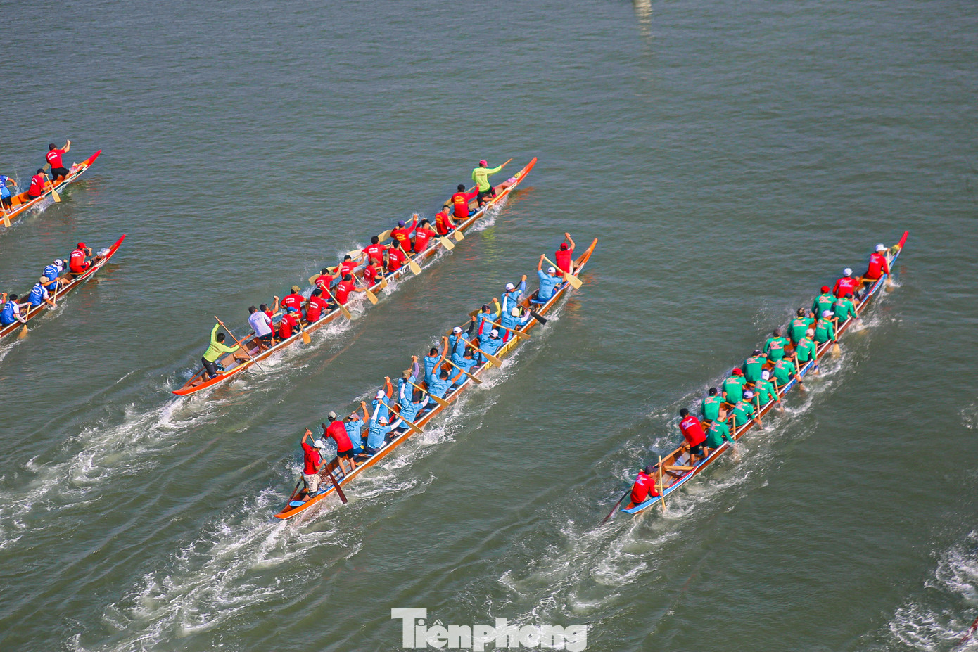 Dưới sự hò reo của hàng nghìn khán giả, 11 đội thuyền đã thi đấu hết sức mình khiến cả sông Hàn dậy sóng.