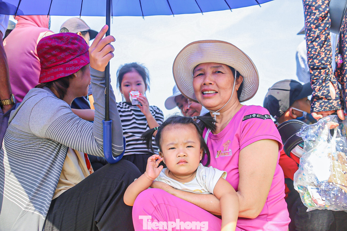 Bà Trần Thanh Côi (trú phường Nại Hiên Đông) dẫn theo cháu đến xem đua thuyền và cổ vũ cho đội nhà thi đấu. “Tôi đến đây cổ vũ cho đội nhà Nại Hưng 1, mong sao đội thi đấu hết mình và giành chiến thắng. Tôi thấy đội nào người cũng trẻ và khỏe nên sẽ rất khó đoán ai sẽ về nhất trong cuộc đua năm nay”, bà Côi nói.