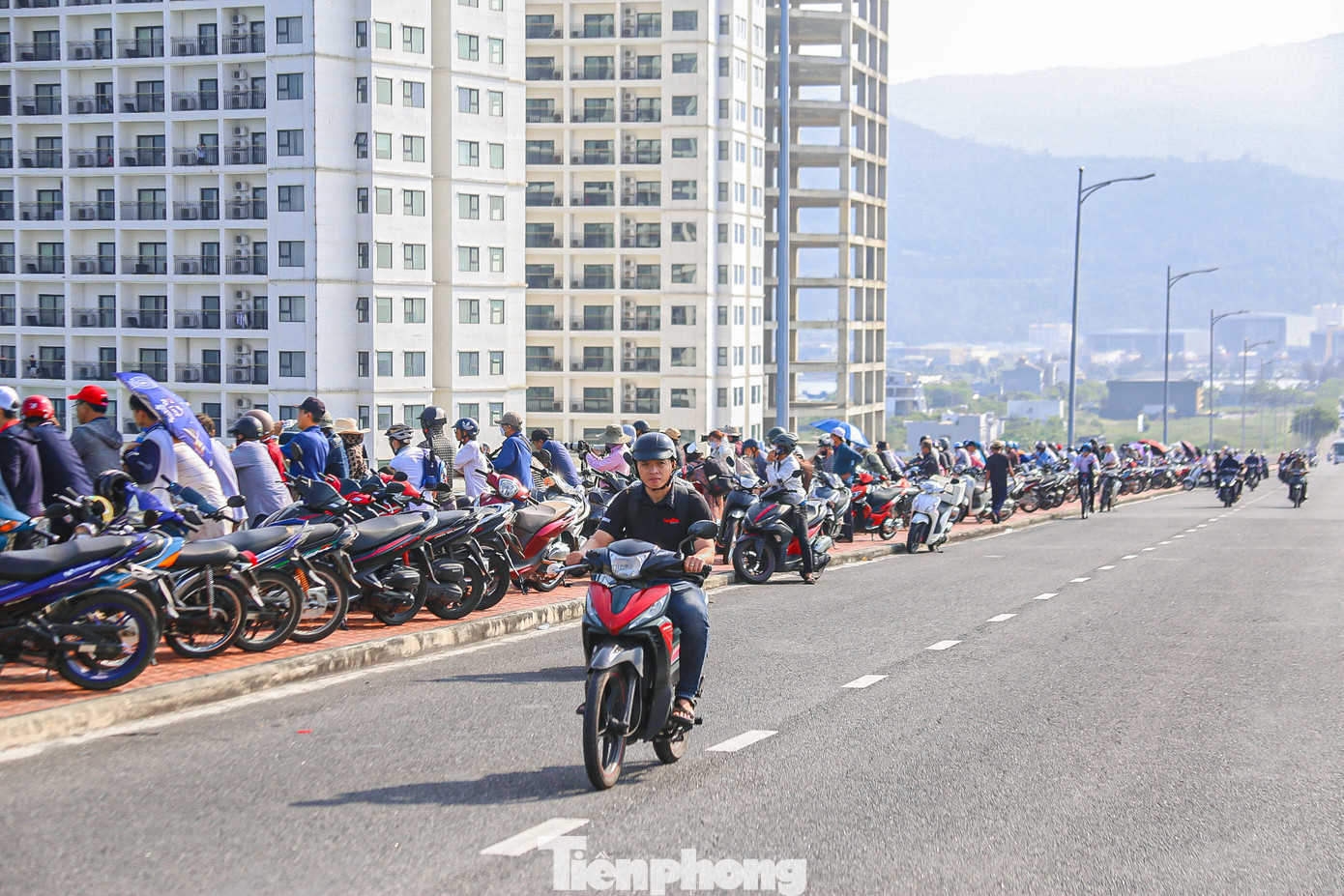 Phía trên cầu Thuận Phước, người dân chen chân nhau để cổ vũ, nhiều khán giả thích thú quay lại những khoảnh khắc thi đấu của các đội thuyền.