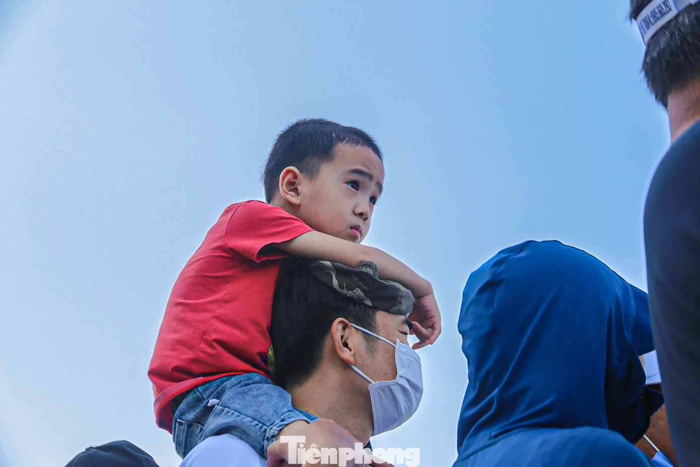 Nhiều em nhỏ thích thú, háo hức khi được bố mẹ dẫn đến xem đua thuyền.