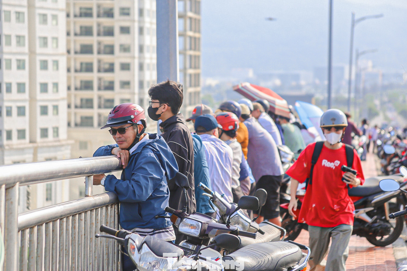 Phía trên cầu Thuận Phước, người dân chen chân nhau để cổ vũ, nhiều khán giả thích thú quay lại những khoảnh khắc thi đấu của các đội thuyền.
