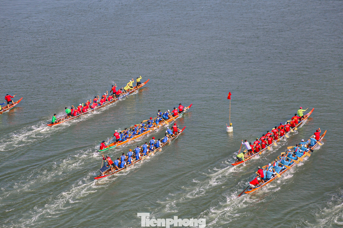 Dưới sự hò reo của hàng nghìn khán giả, 11 đội thuyền đã thi đấu hết sức mình khiến cả sông Hàn dậy sóng.