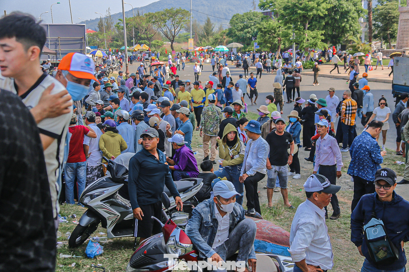 Ghi nhận của phóng viên, ngay từ rất sớm đã có hàng nghìn người đổ về hai bên bờ sông Hàn, phía trên cầu Thuận Phước (phường Nại Hiên Đông, quận Sơn Trà) để cổ vũ cho các đội đua thuyền trên sông Hàn năm 2024.