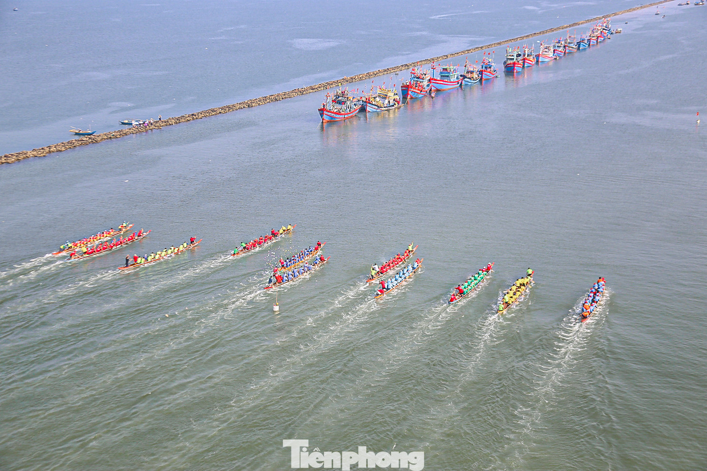 Dưới sự hò reo của hàng nghìn khán giả, 11 đội thuyền đã thi đấu hết sức mình khiến cả sông Hàn dậy sóng.