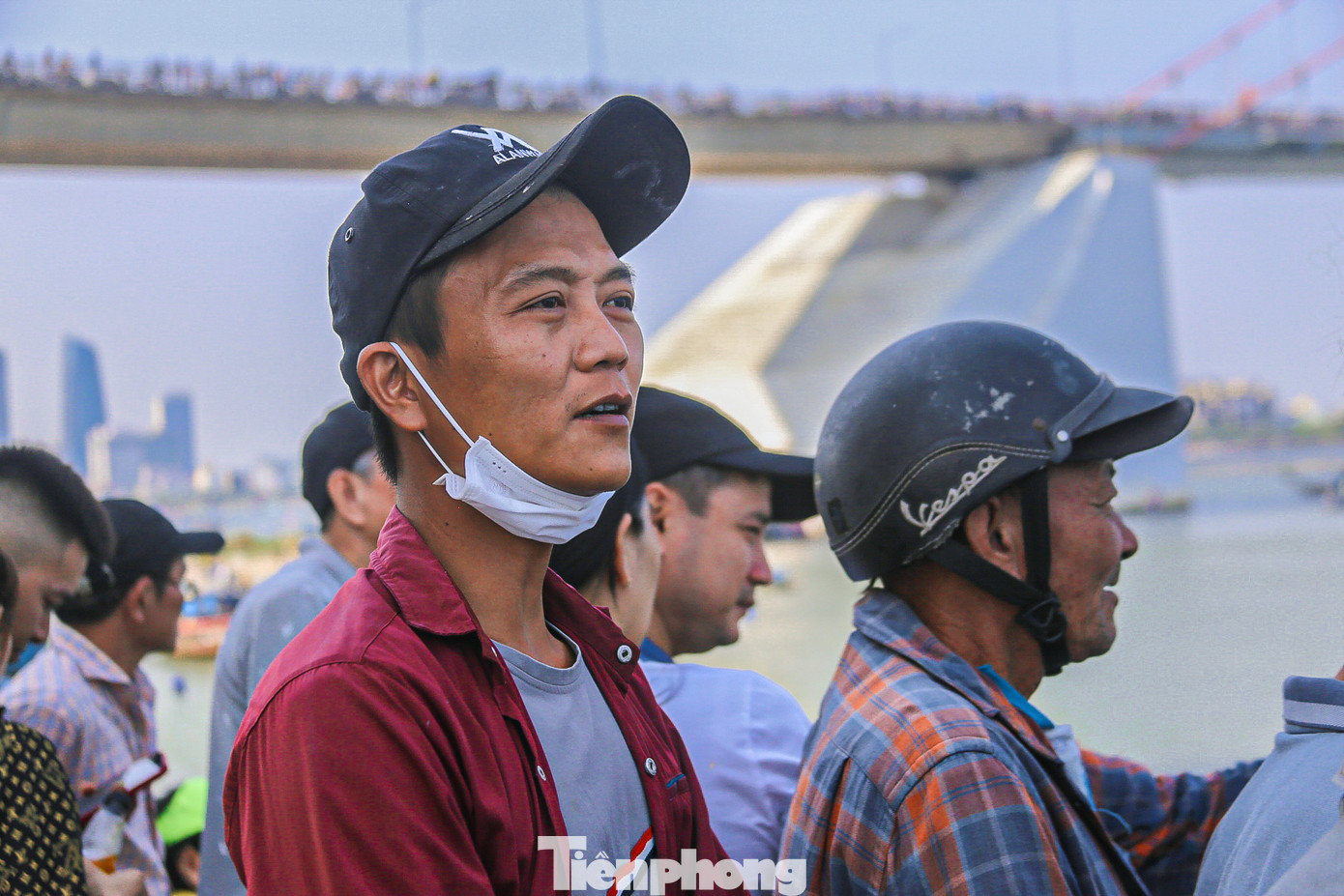 Trong khi đó để cổ vũ cho đội Cẩm Kim đến từ Hội An, anh Võ Phương Bảo (trú xã Cẩm Kim, TP. Hội An) đã đi từ rất sớm để có mặt tại Đà Nẵng cổ vũ cho đội nhà. “Tôi mong sao đội nhà Cẩm Kim sẽ thi đấu hết mình và mang giải thưởng về Hội An. Đã ra đây thì phải cổ vũ hết mình, dù kết quả như thế nào thì tôi cũng vui”, anh Bảo vui vẻ.