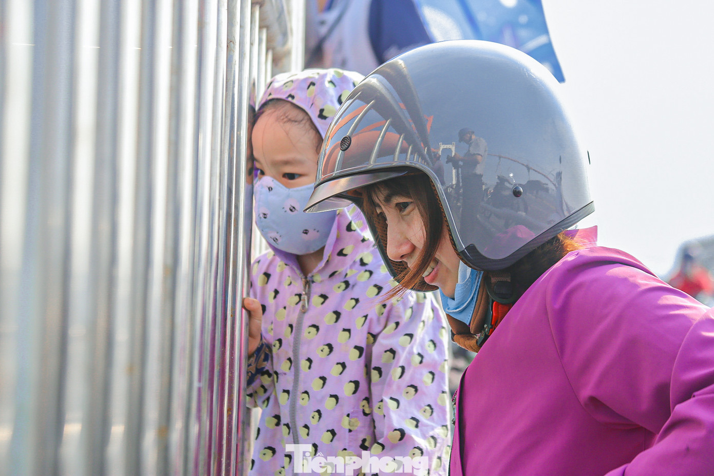 Nhiều em nhỏ thích thú, háo hức khi được bố mẹ dẫn đến xem đua thuyền.