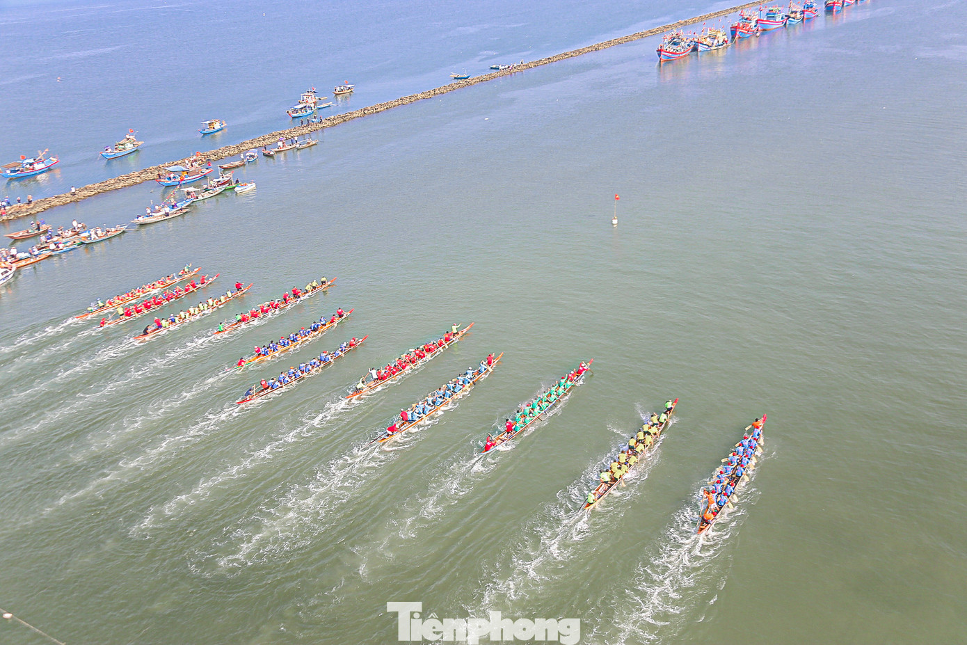 Dưới sự hò reo của hàng nghìn khán giả, 11 đội thuyền đã thi đấu hết sức mình khiến cả sông Hàn dậy sóng.
