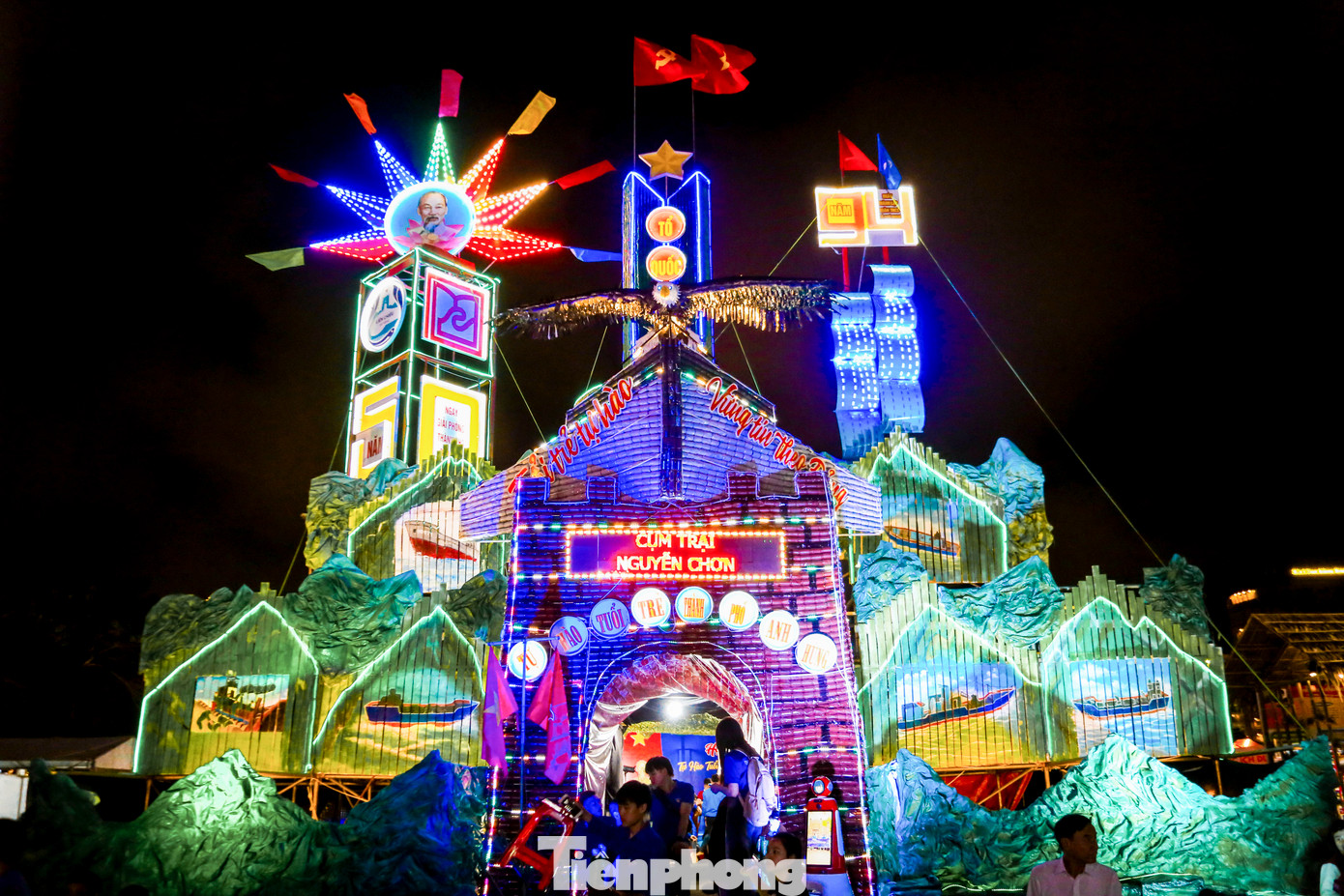 Chị Phạm Trần Trúc Mai - Bí thư Đoàn phường Hòa Hiệp Nam, Liên Chiểu cho biết: &quot;Cổng trại Nguyễn Chơn lấy cảm hứng từ Thượng tướng Nguyễn Chơn, vị tướng tài ba của Quân đội Nhân dân Việt Nam, tái hiện những dấu ấn lịch sử hào hùng, mang đậm giá trị lịch sử, thể hiện tinh thần sáng tạo, trách nhiệm của thế hệ trẻ đối với quê hương, đất nước. Đặc biệt, cổng trại được xây dựng từ vật liệu tái chế nhằm lan tỏa thông điệp bảo vệ môi trường&quot;.