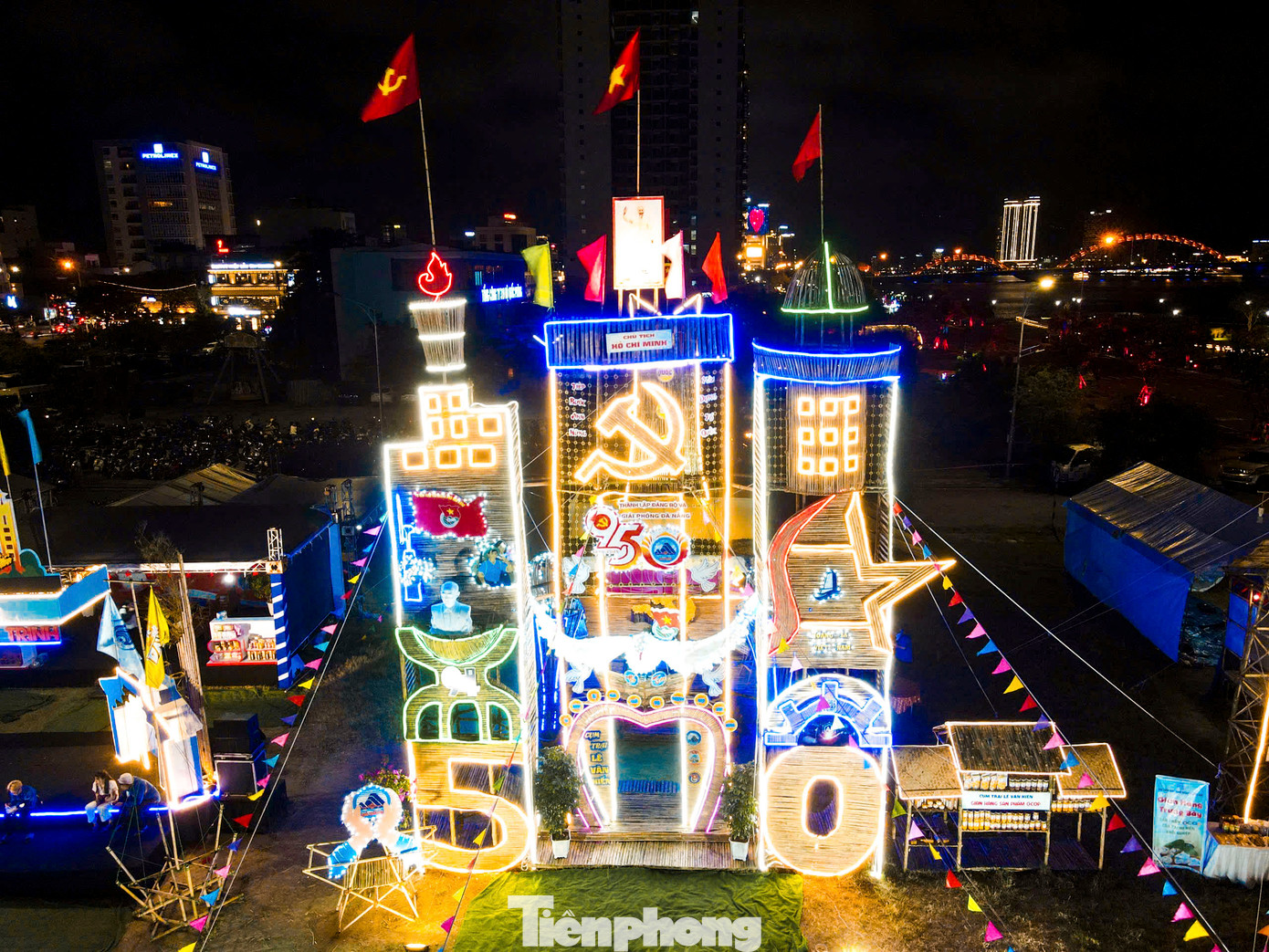 Cổng trại lộng lẫy, lung linh dưới ánh đèn đủ màu sắc, kết hợp hài hòa với những hình ảnh mang đậm dấu ấn của thành phố biển Đà Nẵng.