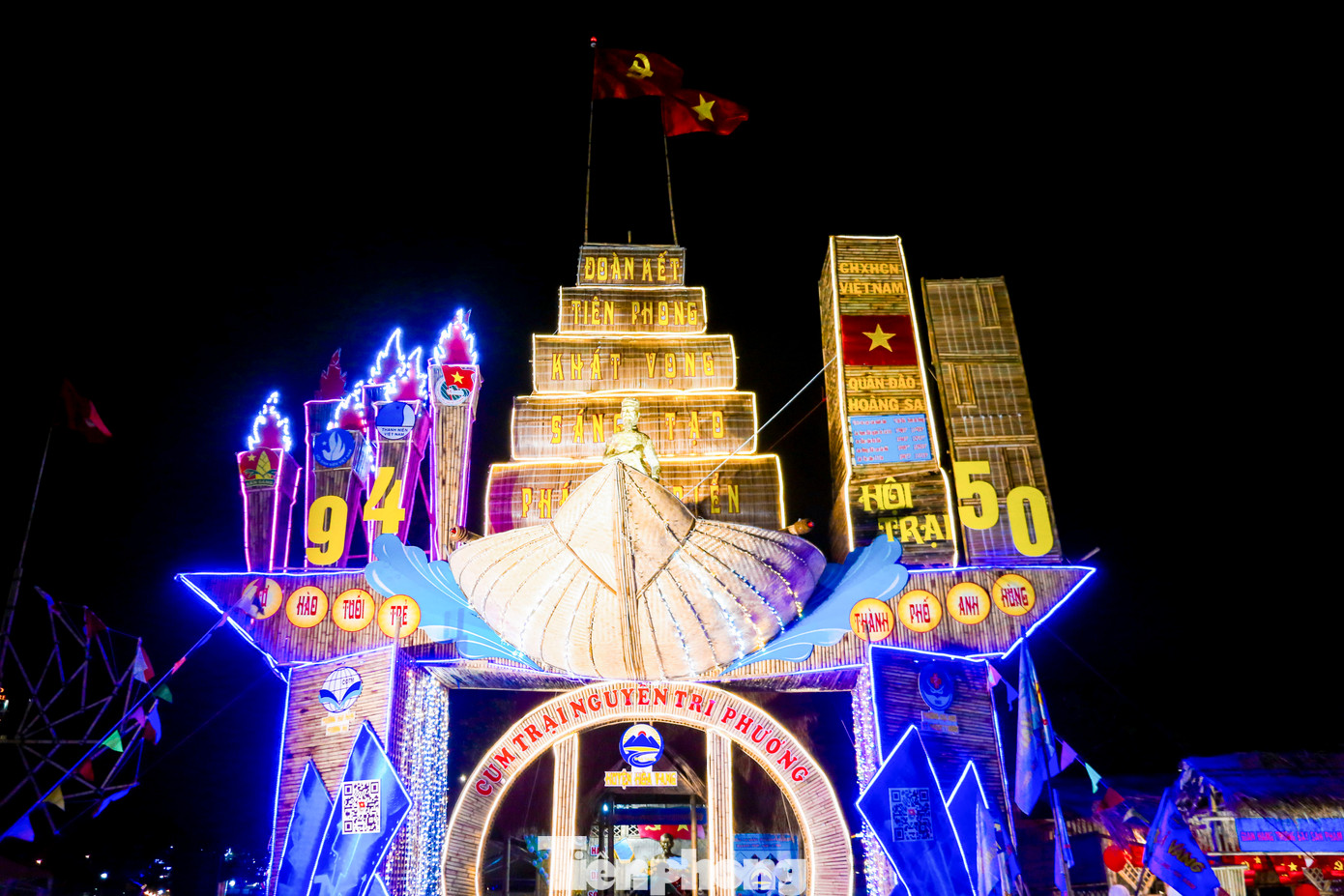 Dọc theo cổng trại là những khẩu hiệu, dòng chữ mang thông điệp mạnh mẽ, đầy cảm hứng: &quot;Tiếp bước anh hùng, xây dựng Tổ quốc&quot;, &quot;Tuổi trẻ tự hào, vững tin theo Đảng&quot;, Tuổi trẻ đoàn kết, tiên phong, sáng tạo&quot;.