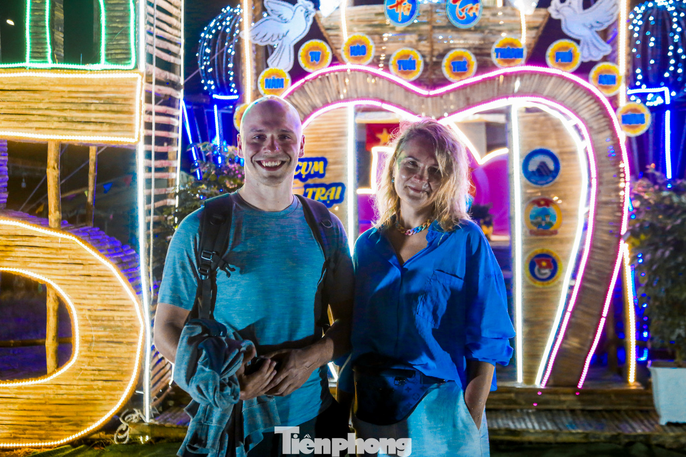 Nhiều du khách nước ngoài thích thú tham quan, chụp hình cùng các cổng trại.