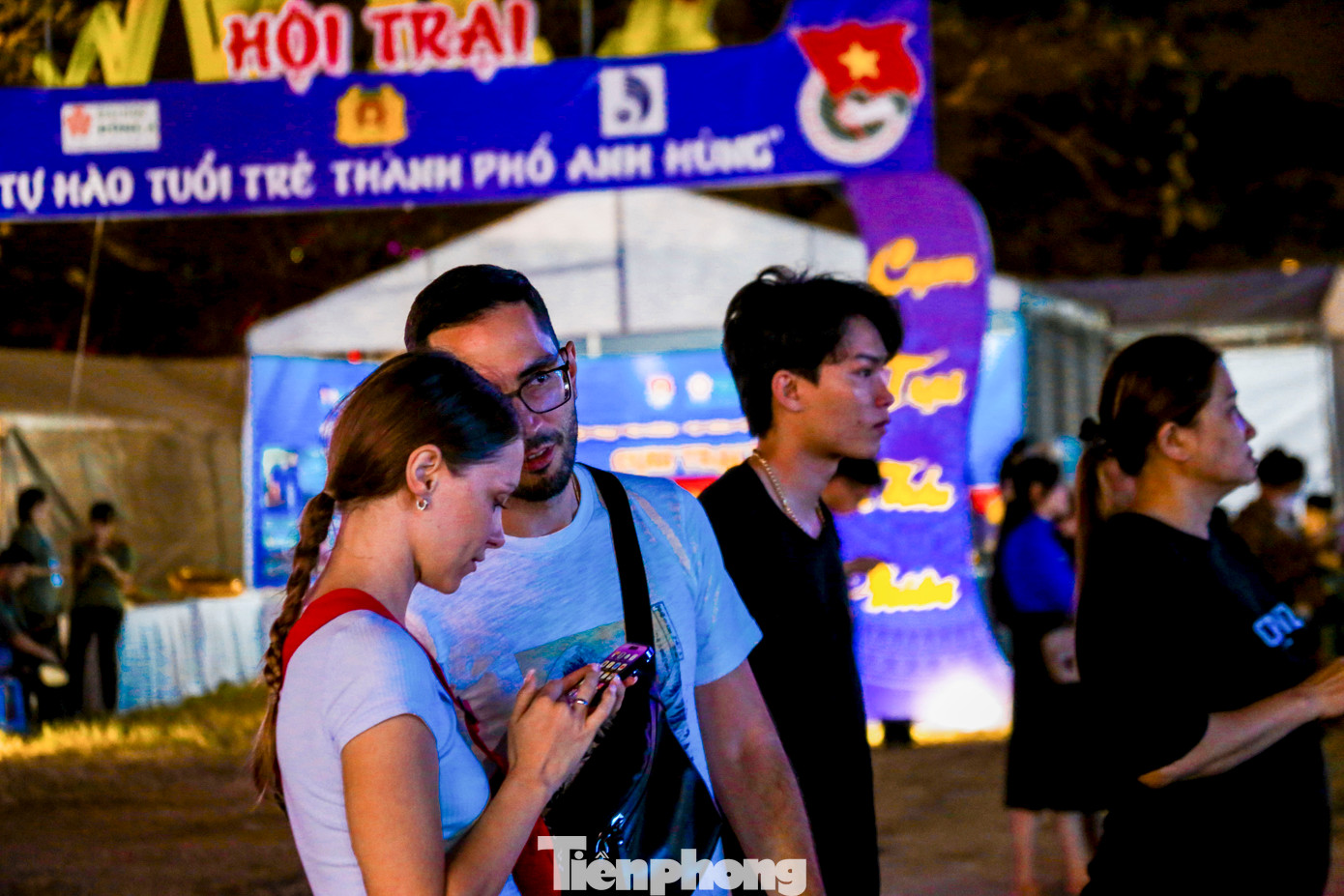 Nhiều du khách nước ngoài thích thú tham quan, chụp hình cùng các cổng trại.