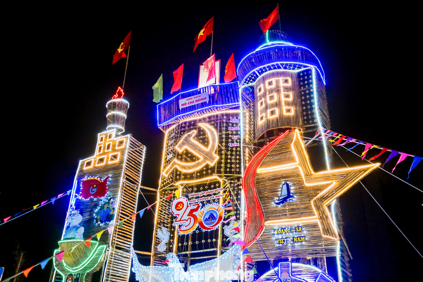 Dọc theo cổng trại là những khẩu hiệu, dòng chữ mang thông điệp mạnh mẽ, đầy cảm hứng: &quot;Tiếp bước anh hùng, xây dựng Tổ quốc&quot;, &quot;Tuổi trẻ tự hào, vững tin theo Đảng&quot;, Tuổi trẻ đoàn kết, tiên phong, sáng tạo&quot;.