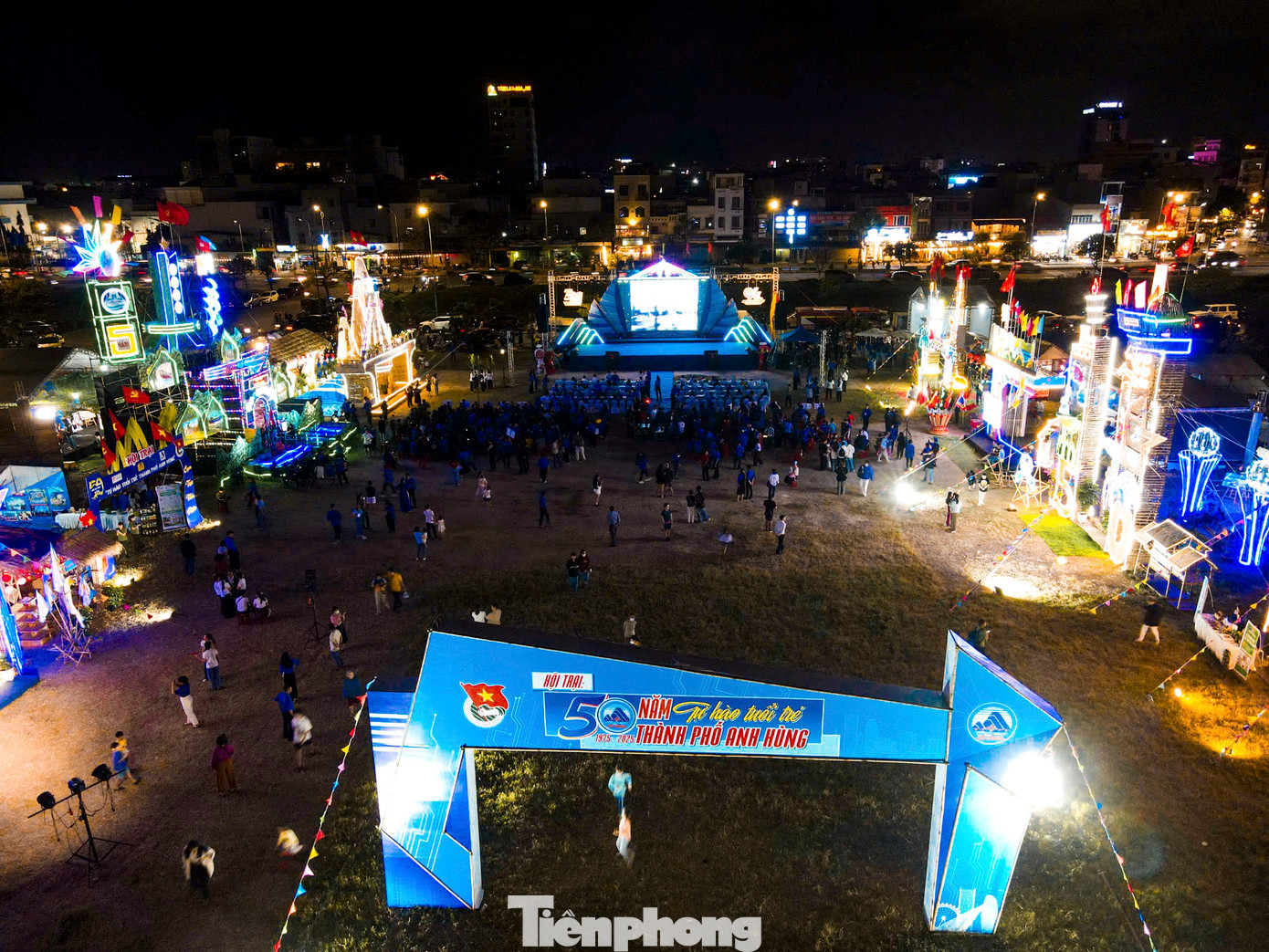 Từ ngày 14-16/3, Hội trại &quot;50 năm - Tự hào tuổi trẻ thành phố anh hùng&quot; diễn ra tại Đà Nẵng, quy tụ hàng nghìn đoàn viên, thanh niên từ nhiều đơn vị trên địa bàn. Hội trại không chỉ là dịp để tri ân quá khứ, mà còn là cơ hội để thế hệ trẻ hôm nay bày tỏ sự tự hào và nguyện vọng tiếp bước những giá trị tốt đẹp mà các thế hệ đi trước đã vun đắp. Đồng thời bạn trẻ được giao lưu, rèn luyện kỹ năng, thể hiện tinh thần sáng tạo và niềm tự hào về truyền thống của tuổi trẻ Đà Nẵng.