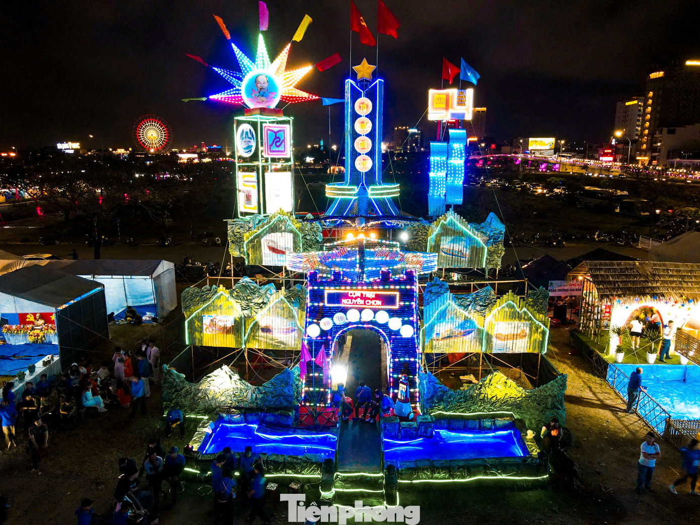 Cổng trại lộng lẫy, lung linh dưới ánh đèn đủ màu sắc, kết hợp hài hòa với những hình ảnh mang đậm dấu ấn của thành phố biển Đà Nẵng.