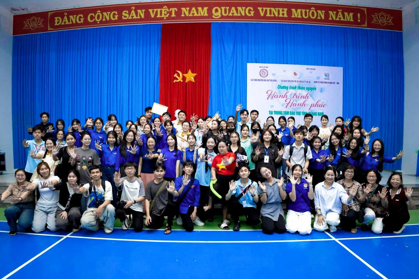 Mang thông điệp đầy nhân văn "Trao đi là hạnh phúc", Câu lạc bộ Thiện nguyện Hoài An đã tổ chức chương trình "Hành trình Hạnh phúc" tại Trung tâm Bảo trợ xã hội tỉnh Quảng Nam, nơi đang chăm sóc, nuôi dưỡng người già neo đơn, trẻ em mồ côi và người khuyết tật. Mang thông điệp đầy nhân văn "Trao đi là hạnh phúc", Câu lạc bộ Thiện nguyện Hoài An đã tổ chức chương trình "Hành trình Hạnh phúc" tại Trung tâm Bảo trợ xã hội tỉnh Quảng Nam, nơi đang chăm sóc, nuôi dưỡng người già neo đơn, trẻ em mồ côi và người khuyết tật.