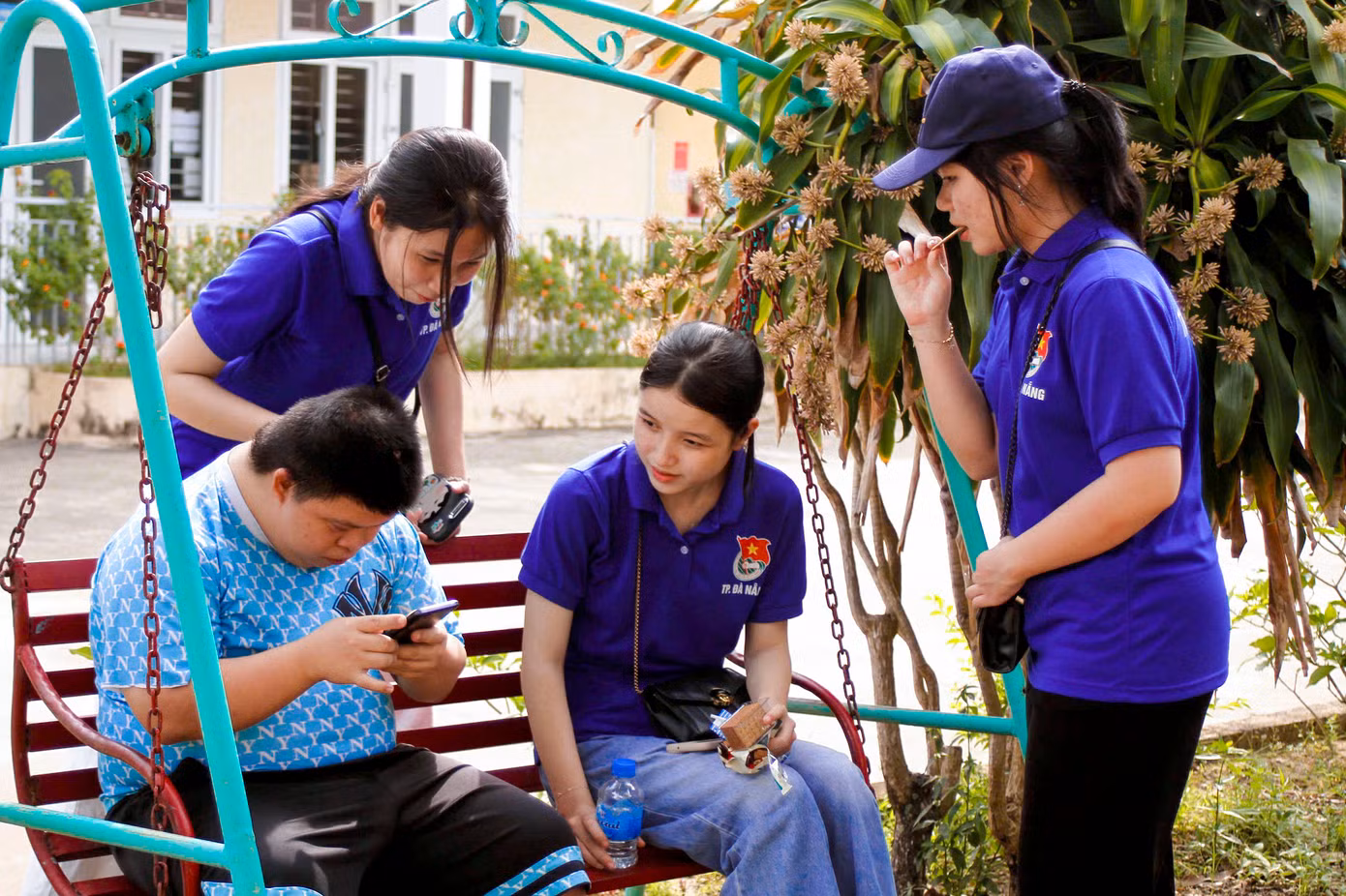 "Em cùng các bạn tình nguyện viên trong câu lạc bộ mong muốn mang đến những phần quà nhỏ bé nhưng chan chứa yêu thương, như một lời động viên gửi đến các cụ già neo đơn, các em nhỏ mồ côi và anh chị khuyết tật đang sinh sống tại trung tâm. Chúng em hy vọng rằng mọi người nơi đây sẽ luôn giữ được tinh thần lạc quan, sống vui vẻ và cảm nhận được sự ấm áp từ cộng đồng", bạn Nguyễn Thị Ngọc Anh chia sẻ. "Em cùng các bạn tình nguyện viên trong câu lạc bộ mong muốn mang đến những phần quà nhỏ bé nhưng chan chứa yêu thương, như một lời động viên gửi đến các cụ già neo đơn, các em nhỏ mồ côi và anh chị khuyết tật đang sinh sống tại trung tâm. Chúng em hy vọng rằng mọi người nơi đây sẽ luôn giữ được tinh thần lạc quan, sống vui vẻ và cảm nhận được sự ấm áp từ cộng đồng", bạn Nguyễn Thị Ngọc Anh chia sẻ.