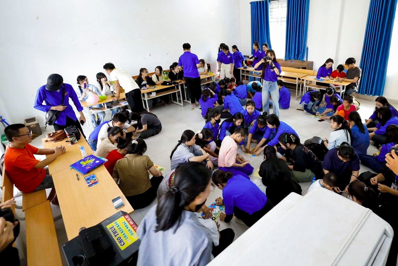 Chương trình thu hút hơn 100 tình nguyện viên đến từ các trường học trên địa bàn thành phố Đà Nẵng. Tại đây, các bạn đã cùng nhau chuẩn bị bữa ăn, trao tặng những phần quà ý nghĩa, mang theo tình yêu thương và tinh thần sẻ chia chân thành đến các em nhỏ mồ côi, người già neo đơn và người khuyết tật. Chương trình thu hút hơn 100 tình nguyện viên đến từ các trường học trên địa bàn thành phố Đà Nẵng. Tại đây, các bạn đã cùng nhau chuẩn bị bữa ăn, trao tặng những phần quà ý nghĩa, mang theo tình yêu thương và tinh thần sẻ chia chân thành đến các em nhỏ mồ côi, người già neo đơn và người khuyết tật.