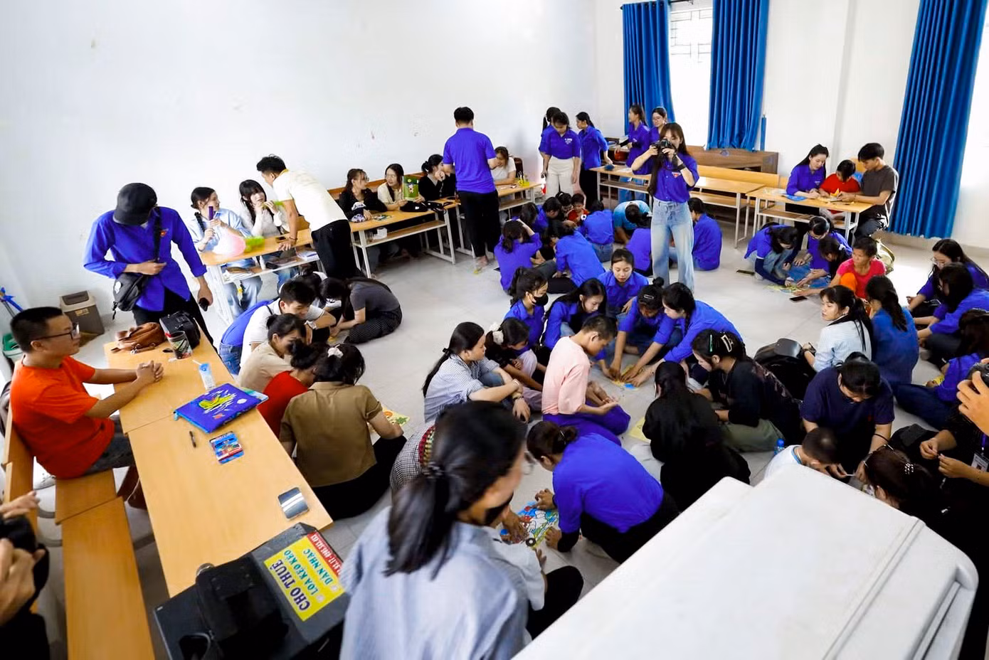 Chương trình thu hút hơn 100 tình nguyện viên đến từ các trường học trên địa bàn thành phố Đà Nẵng. Tại đây, các bạn đã cùng nhau chuẩn bị bữa ăn, trao tặng những phần quà ý nghĩa, mang theo tình yêu thương và tinh thần sẻ chia chân thành đến các em nhỏ mồ côi, người già neo đơn và người khuyết tật. Chương trình thu hút hơn 100 tình nguyện viên đến từ các trường học trên địa bàn thành phố Đà Nẵng. Tại đây, các bạn đã cùng nhau chuẩn bị bữa ăn, trao tặng những phần quà ý nghĩa, mang theo tình yêu thương và tinh thần sẻ chia chân thành đến các em nhỏ mồ côi, người già neo đơn và người khuyết tật.