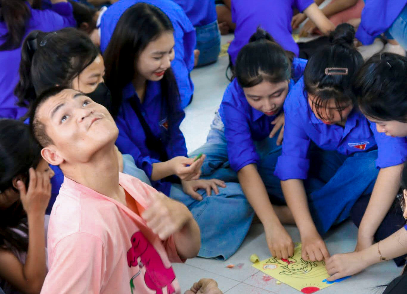 Đây là hoạt động đầy ý nghĩa, không chỉ trao tặng những món quà thiết thực, mà còn gửi gắm tình yêu thương, sự sẻ chia đến những mảnh đời kém may mắn. Đây là hoạt động đầy ý nghĩa, không chỉ trao tặng những món quà thiết thực, mà còn gửi gắm tình yêu thương, sự sẻ chia đến những mảnh đời kém may mắn.