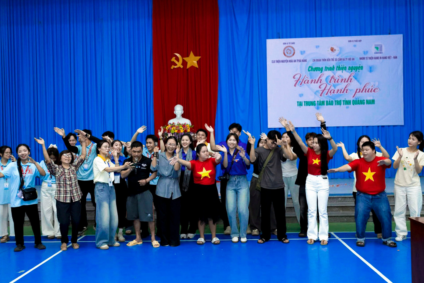 Các bạn trẻ đã đến thăm hỏi, động viên và tổ chức những hoạt động vui chơi ý nghĩa cùng mọi người tại trung tâm. Điều đặc biệt ở họ là tinh thần sáng tạo và sự chủ động, tổ chức nhiều dự án cộng đồng theo cách gần gũi, thiết thực và bền vững. Các bạn trẻ đã đến thăm hỏi, động viên và tổ chức những hoạt động vui chơi ý nghĩa cùng mọi người tại trung tâm. Điều đặc biệt ở họ là tinh thần sáng tạo và sự chủ động, tổ chức nhiều dự án cộng đồng theo cách gần gũi, thiết thực và bền vững.