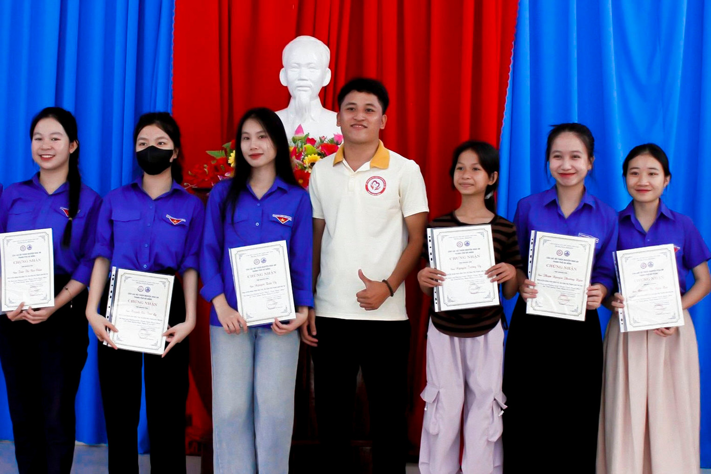 Anh Huỳnh Phước Nguyên - Trưởng Câu lạc bộ Thiện nguyện Hoài An chia sẻ, dù mỗi phần quà chỉ mang giá trị vật chất giản dị, nhưng đều chất chứa tấm lòng chân thành, tình yêu thương và sự quan tâm sâu sắc của cả tập thể. Anh Huỳnh Phước Nguyên - Trưởng Câu lạc bộ Thiện nguyện Hoài An chia sẻ, dù mỗi phần quà chỉ mang giá trị vật chất giản dị, nhưng đều chất chứa tấm lòng chân thành, tình yêu thương và sự quan tâm sâu sắc của cả tập thể.