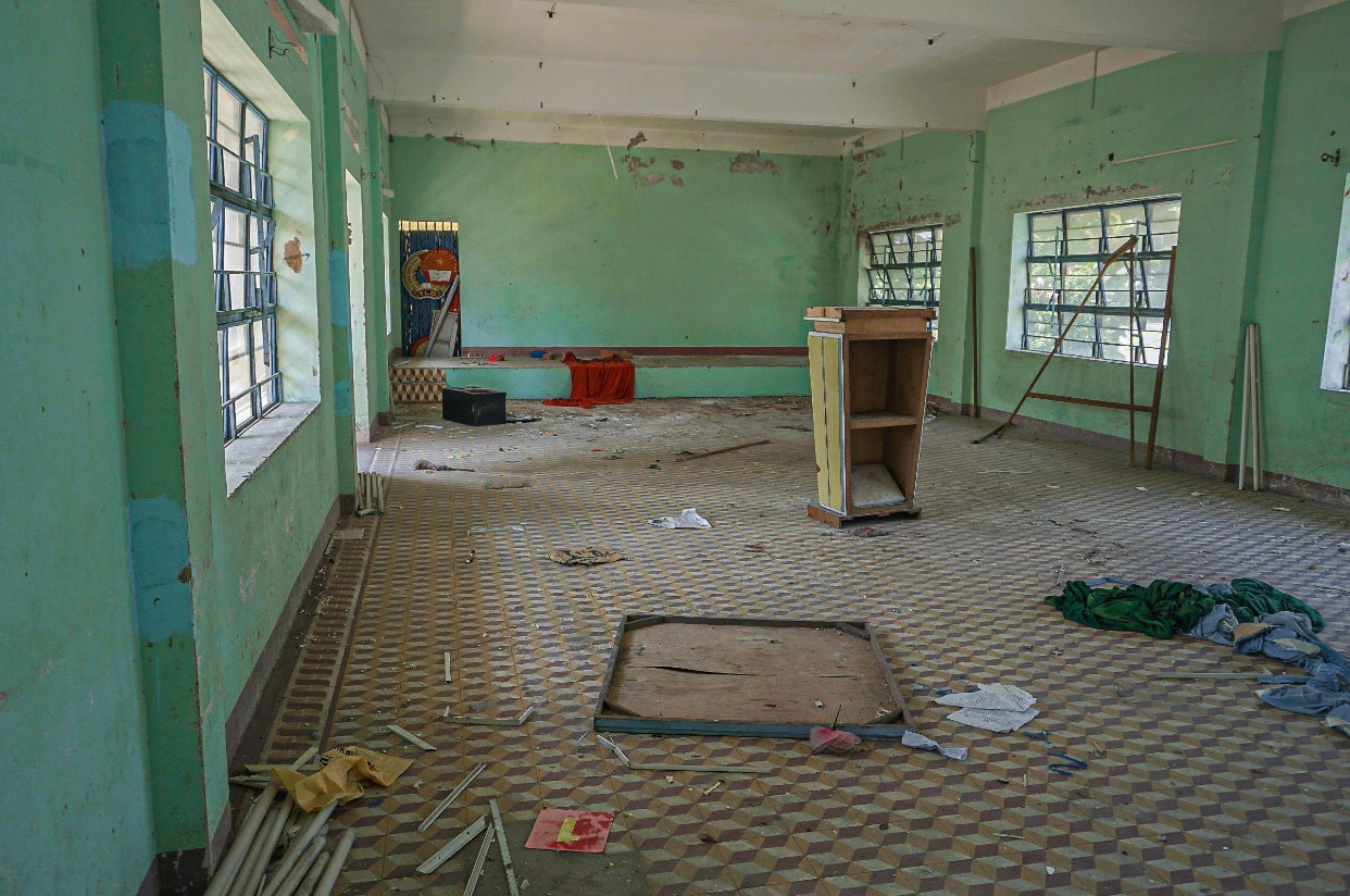 Bên trong phòng học nhiều vật dụng ngổn ngang, hư hỏng nằm la liệt khắp nơi. Bên trong phòng học nhiều vật dụng ngổn ngang, hư hỏng nằm la liệt khắp nơi.