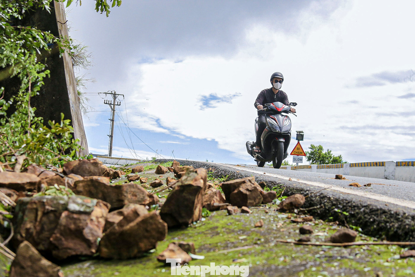 Theo người dân đi đường, cung đường đèo Hải Vân có nhiều điểm sạt lở đất đá tràn xuống đường, cây xanh ngã đổ chắn ngang khiến việc đi lại gặp khó khăn.