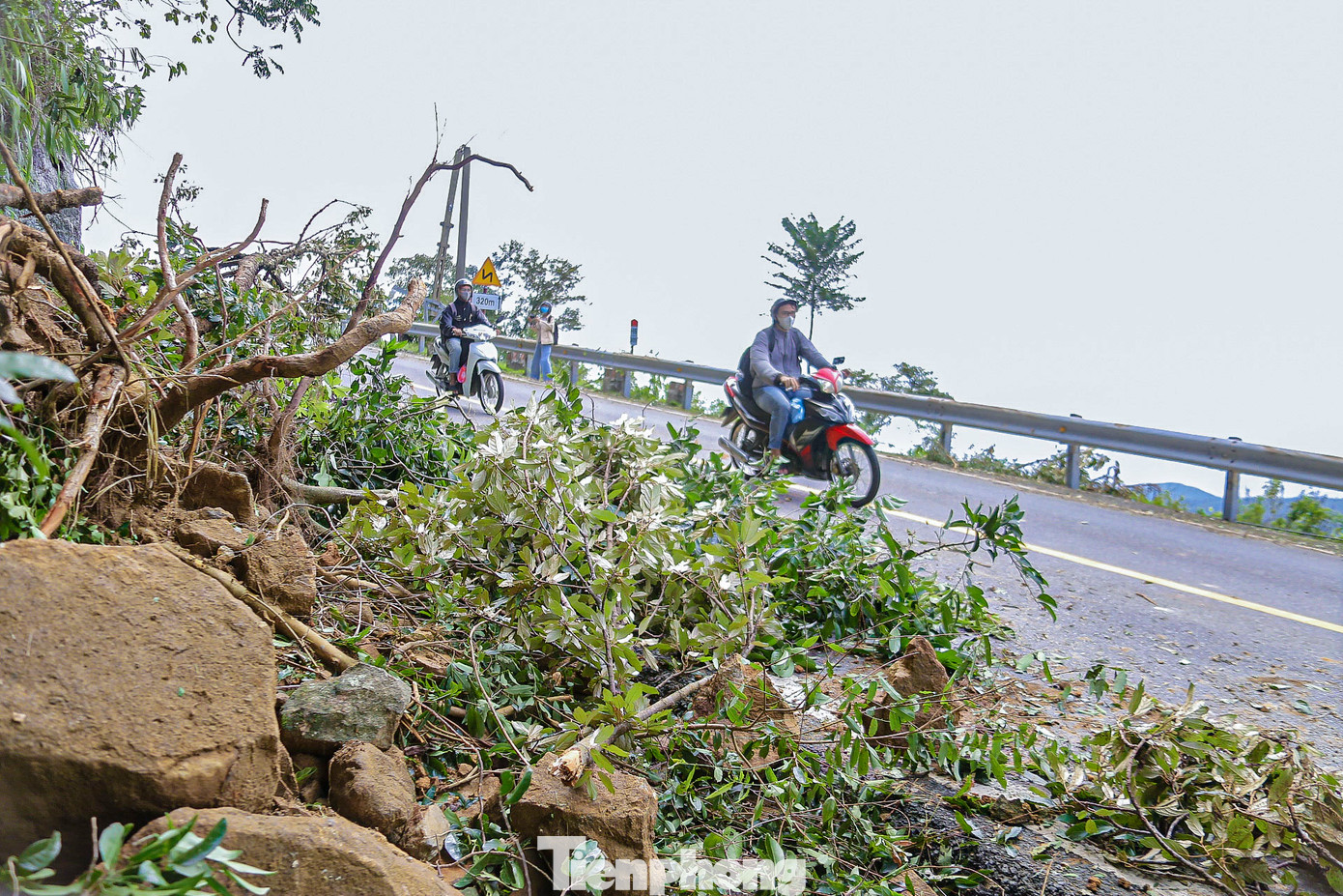 Anh Phan Thanh - người thường xuyên đi qua đèo Hải Vân cho hay: &quot;Tôi thường xuyên di chuyển vào Đà Nẵng để làm việc. Sau cơn bão vừa qua, cung đường đèo nhiều cây xanh ngã đổ, đất đá sạt lở xuống đường khiến việc đi lại rất nguy hiểm. Người dân và phương tiện nên chú ý khi đi qua để đảm bảo an toàn&quot;.