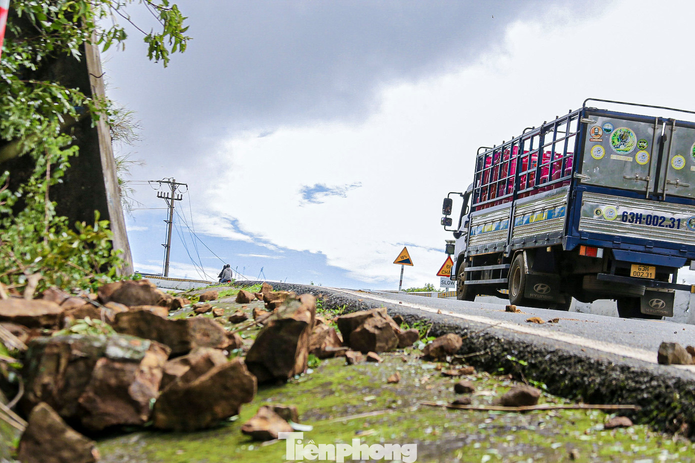 &quot;Trạm CSGT Hòa Hiệp đã phối hợp với Công ty Đèo Cả và Công an phường khắc phục, dọn dẹp cây ngã đổ, đất đá tràn xuống đường để đảm bảo an toàn cho người dân và phương tiện&quot;, Thiếu tá Tài nói.